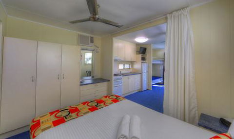 Alex Beach Cabins And Tourist Park - Tourism Guide 14