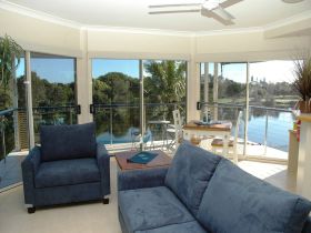 Alexander Lakeside Bed And Breakfast - Tourism Guide 0