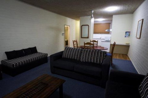 Emerald Gardens Motel & Apartments - Travel Agents 13