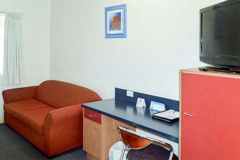 BEST WESTERN Boulevard Lodge - Tourism Guide 7