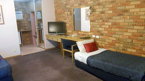 BEST WESTERN Pines Country Club Motor Inn - Tourism Guide 1