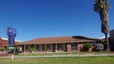 Australian Settlers Motor Inn - Travel Agents 0
