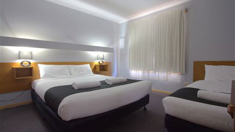 Blue Whale Motor Inn & Apartments - Tourism Guide 0