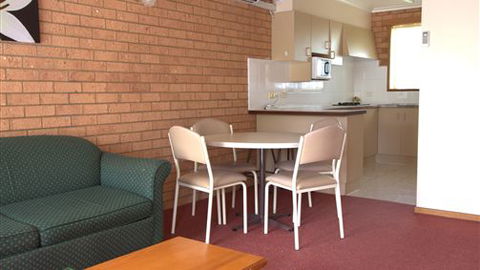 Blue Whale Motor Inn & Apartments - Tourism Guide 3