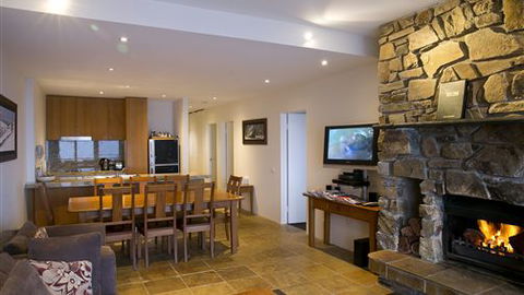 Alpine Woodsmoke Apartments - Travel Agents 0