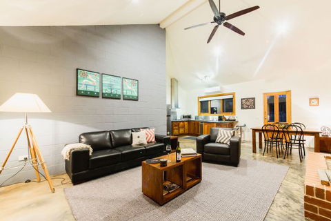 Alpine Edge Accommodation - Tourism Guide 0