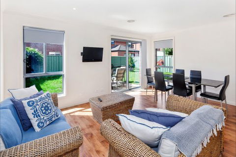 Phoenix House - Ballarat Townhouses - Tourism Guide 3