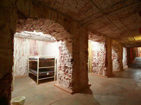 Radeka Downunder Underground Motel And Backpacker Inn - Travel Agents 3