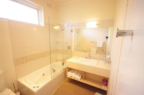 Adelaide Road Motor Lodge - Tourism Guide 3