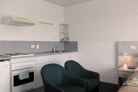 Adina Place Motel Apartments - Travel Agents 1