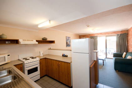 Allan Cunningham Motel And Old Wagon Restaurant - Travel Agents 1