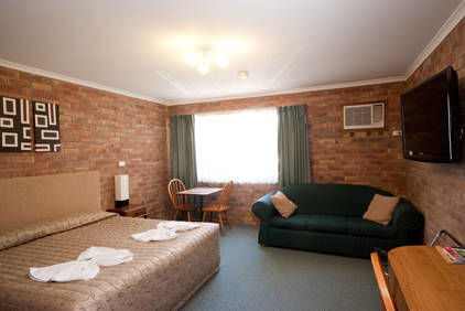 Allan Cunningham Motel And Old Wagon Restaurant - Travel Agents 0