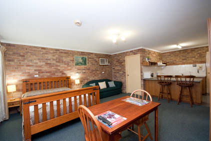 Allan Cunningham Motel And Old Wagon Restaurant - Travel Agents 4