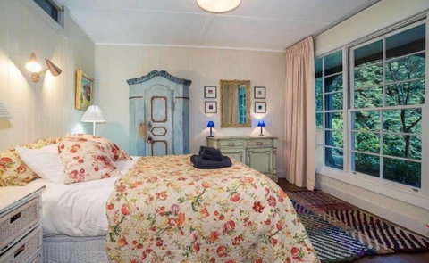 Sunflower Cottage - Travel Agents 9