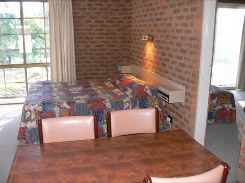 Settlement Motor Inn - Travel Agents 3