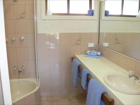 Settlement Motor Inn - Travel Agents 4