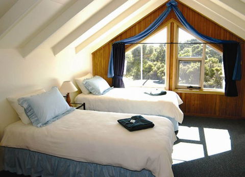 Arties Cottage Accommodation - Tourism Guide 0