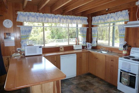 Arties Cottage Accommodation - Tourism Guide 3