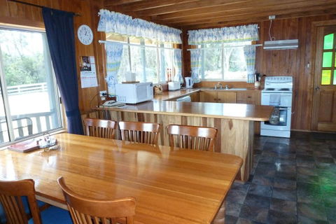 Arties Cottage Accommodation - Tourism Guide 4