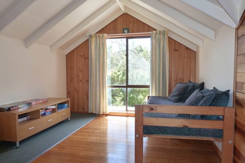 Arties Cottage Accommodation - Tourism Guide 5