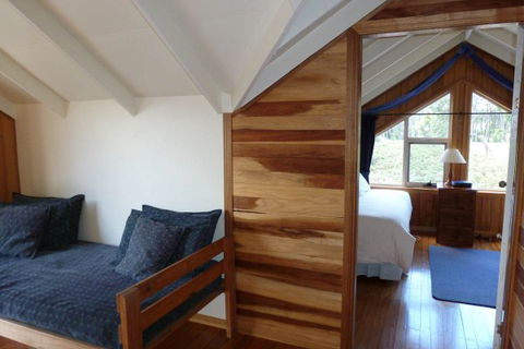 Arties Cottage Accommodation - Tourism Guide 6