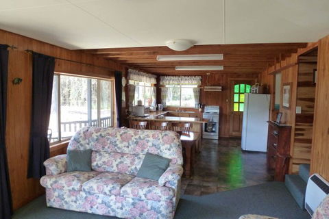 Arties Cottage Accommodation - Tourism Guide 7