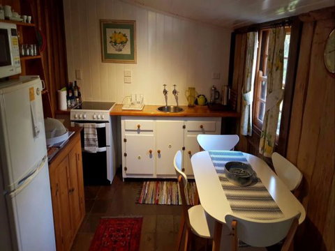 Cameron's Cottage - Tourism Guide 1