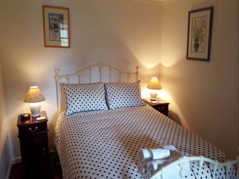 Cameron's Cottage - Tourism Guide 3