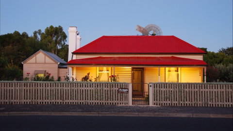 Shurdingtons Cottage - Tourism Guide 0