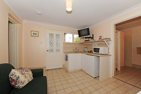 Albany View Street Lodge Bed And Breakfast And Art Studio - Tourism Guide 1