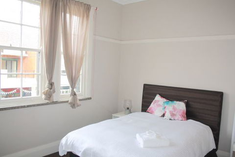 Annandale Hotel - Tourism Guide 1