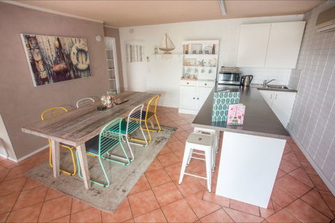 Arlingtons Accommodation - Tourism Guide 4