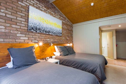 Farnham Court Motel - Travel Agents 3