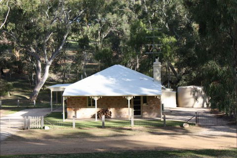 Hughes Park Cottage & Weddings - Tourism Guide 0