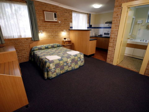 Colonial Motel - Tourism Guide 1