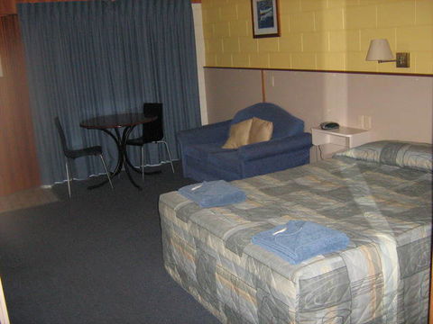 Cunningham Shore Motel - Tourism Guide 3