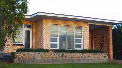 Port Lincoln Holiday Houses- Oxford House - Tourism Guide 0