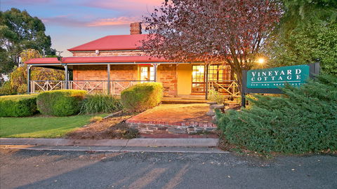 Mt Bera Vineyard Cottage BnB - Tourism Guide 0