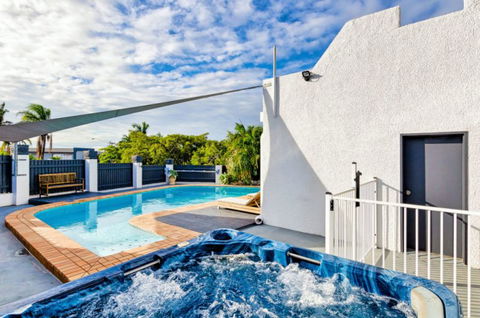 Aaron Motel Gladstone - Travel Agents 0