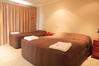 Emerald Central Palms Motel - Cruises Travel 38