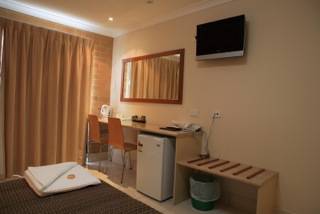 Emerald Central Palms Motel - Cruises Travel 40