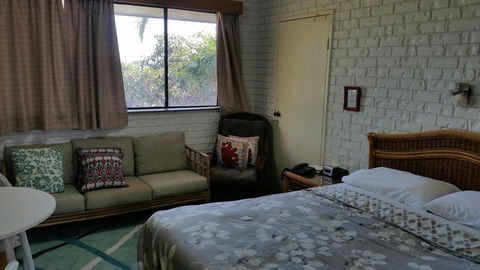 Holland Park Motel - Tourism Guide 1
