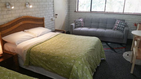 Holland Park Motel - Tourism Guide 0