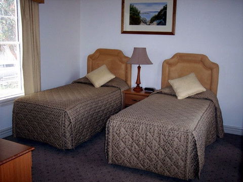 Ross Motel & Caravan Park - Tourism Guide 1