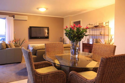 Sails Apartments - Travel Search 5