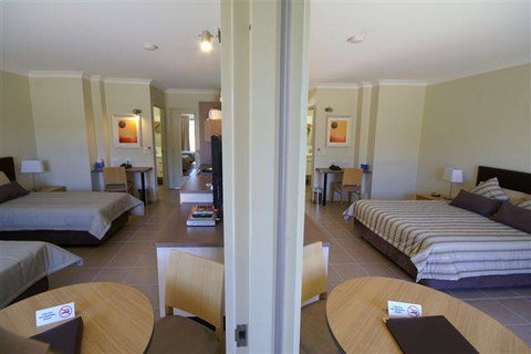Spinifex Motel - Tourism Guide 1