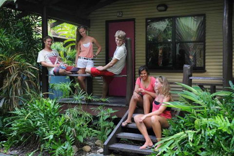 Airlie Beach Magnums Backpackers - Tourism Guide 2