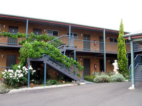 The Vines Motel & Cottages - Cruises Travel 1
