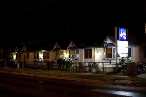Tudor House Motel - Tourism Guide 1