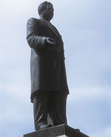Piesse Memorial Statue - Tourism Guide 0